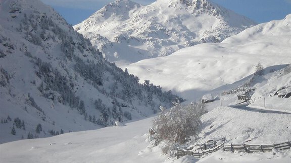 A snowy mountain landscape with high peaks. The sky is clear and radiates blue tones. - Appt. Garni Anny - Vent