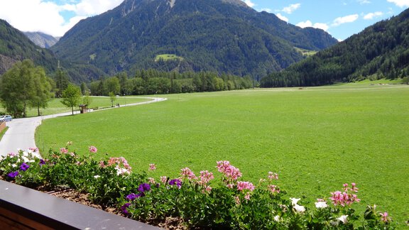Blick zur Bushaltestelle - Haus Viktoria - Längenfeld
