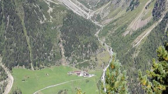 A breathtaking mountain landscape with green meadows and high mountains. The clear sky makes the scenery shine. - Berghof Schöpf - Gries