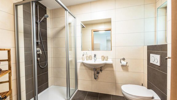 Badezimmer mit Dusche und WC - Gästehaus Huben - Huben