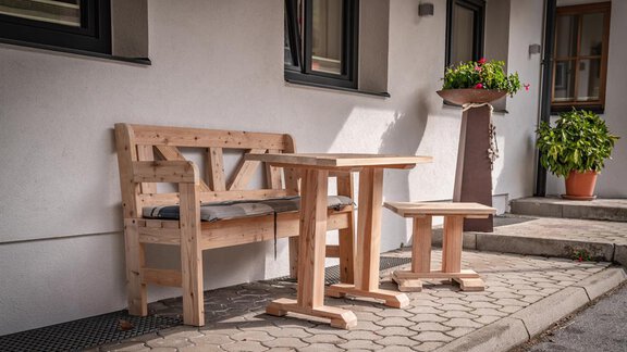 Sitzgelegenheit vor der Tür - Gästehaus Huben - Huben