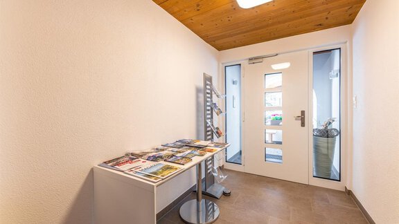 Eingangsbereich mit Informationsecke - Gästehaus Huben - Huben