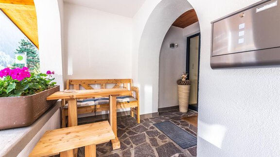 Eingang mit Sitzgelegenheit - Gästehaus Huben - Huben