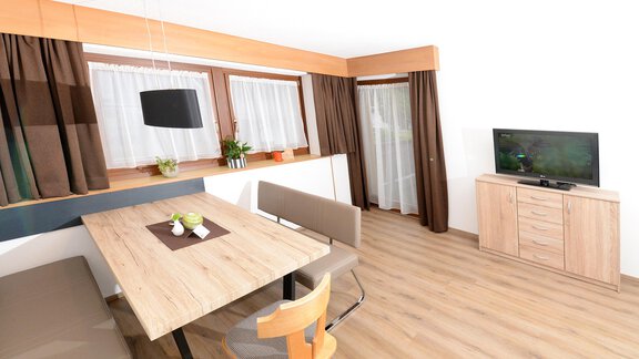 Wohnzimmer mit Essbereich - Haus Alpina Huben - Huben