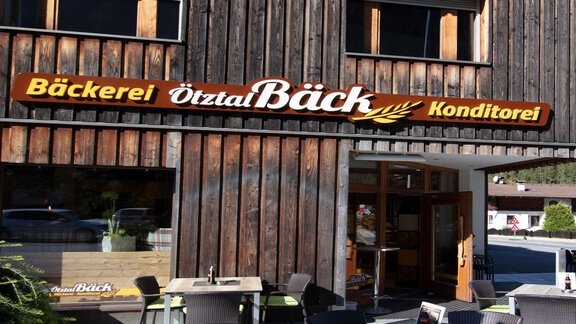 Bäckerei und Cafe im Haus - Alpenapart Grüner - Längenfeld