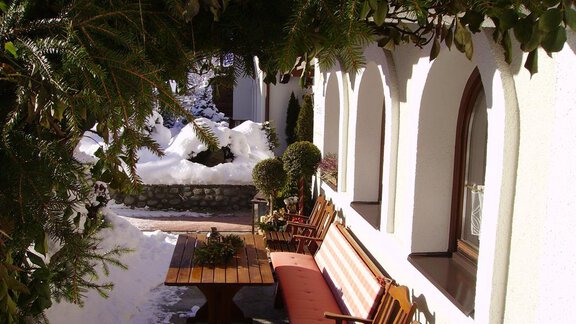 unsere Terrasse im Winter - Gästehaus Sissy - Längenfeld