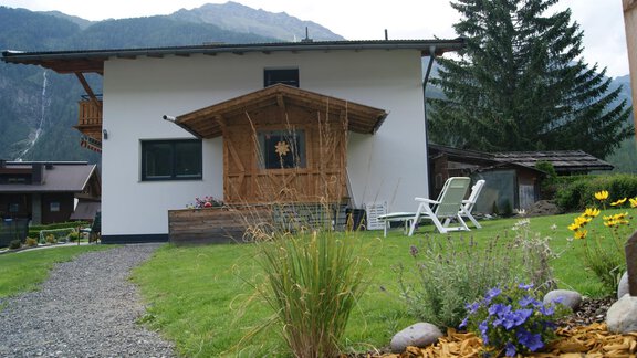 Garten mit Kinderspielplatz und Grillplatz - Haus Elena - Längenfeld