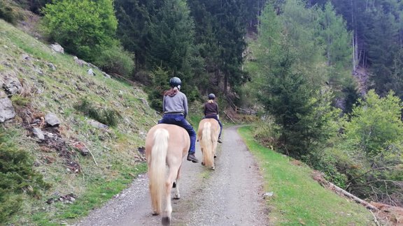 Sophia und Mae auf Marai und Mia - Honzar Hof - Längenfeld