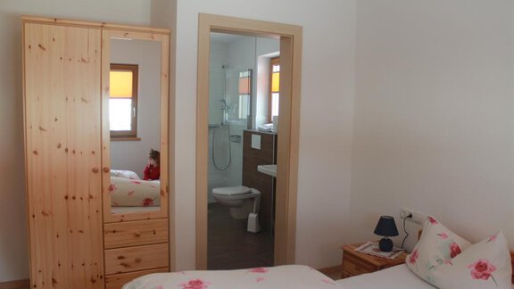 Schlafzimmer mit Eingang zum Badezimmer - Sennhof - Niederthai