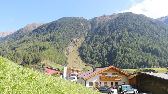 Blick auf Haus und Parkplatz - Sennhof - Niederthai