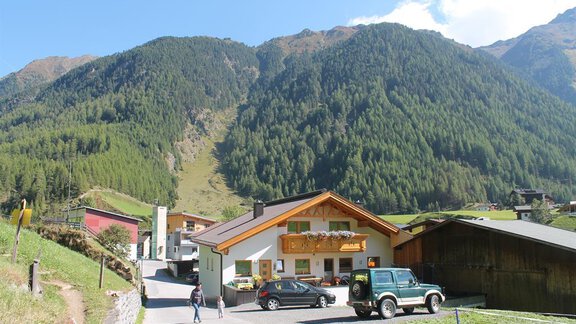 Blick auf Haus und Parkplatz - Sennhof - Niederthai