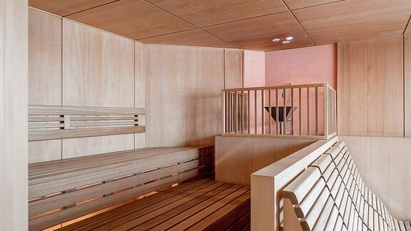 A modern sauna area with wooden shelves and clean lines. The walls are bright, and there is a small balcony. - Hotel-Garni Pirchhütt - Obergurgl 