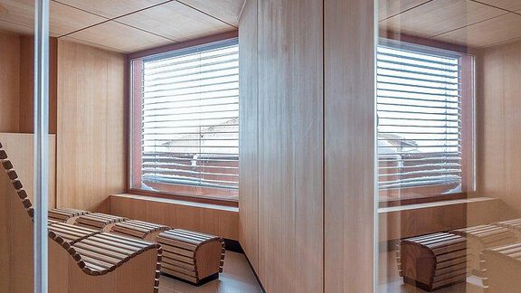A modern and bright interior with wooden paneling. The windows with blinds offer a view outside. - Hotel-Garni Pirchhütt - Obergurgl 