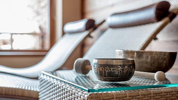 A relaxing space with modern lounges and a decorative bowl. The atmosphere feels calming and inviting. - Hotel-Garni Pirchhütt - Obergurgl 