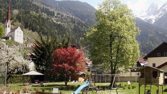 Garten mit Spielplatz - Hotel 3 Mohren - Oetz