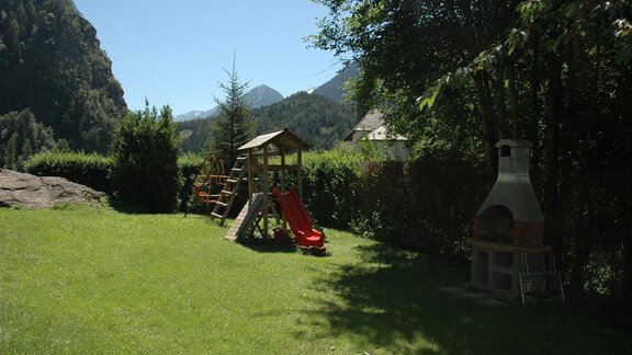 Spielplatz und Barbecue - Howdy's Gästehaus - Oetz