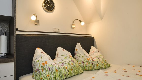 Appartement Ötztal-Blick Boxspringbett in WZ/Küche - Sternenvilla - Oetz | © Markus Maas