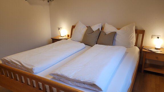Schlafzimmer - Ferienwohnung "Kleine Auszeit" - Ötztal Bahnhof