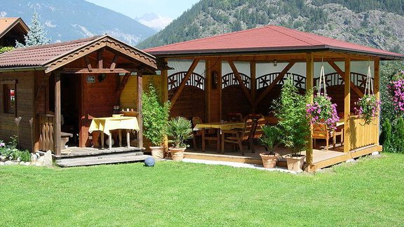 Garten mit Pavillon - Gästehaus Edelweiss - Sautens
