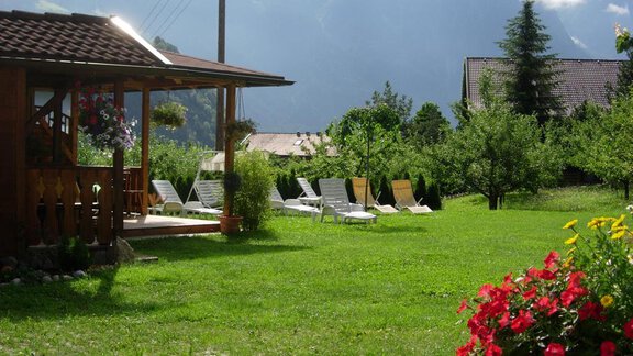 Gartenansicht  mit Liegewiese - Gästehaus Edelweiss - Sautens