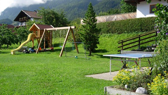 Gartenansicht mit Spielplatz - Gästehaus Edelweiss - Sautens