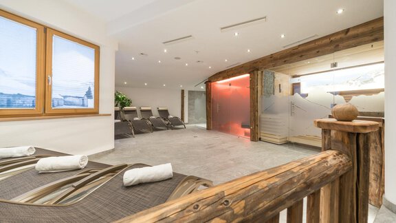 A modern wellness area with comfortable loungers and large windows. Soft lighting and a relaxing atmosphere invite you to unwind. - Apart Hotel Garni Alt Kaisers - Sölden