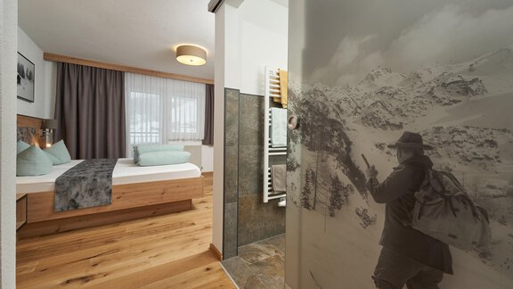 Schlafzimmer mit Zugang zum Badezimmer - Apart Sunnhäusl - Sölden