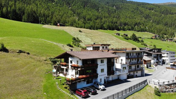 A picturesque building in a green mountain landscape. The surroundings are quiet and feature meadows as well as wooded hills. - Appartement Harmonie - Sölden