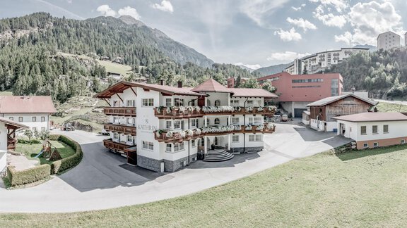 Unique view of a cozy hotel in the mountains. Surrounded by green spaces and impressive mountains in the background. - Appartementhaus Kathrin - Sölden