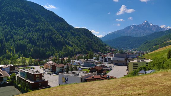 Aussicht in die Sommerlandschaft - Appartementhaus Lunaris - Sölden