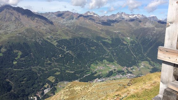 An impressive view of the mountains and valleys.  
Green landscapes and gentle hills stretch out to the horizon. - Gästehaus Martin - Sölden