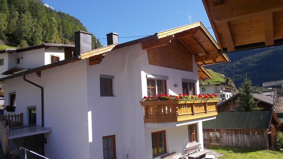 A beautiful chalet in the mountains with a balcony full of flowers. The surroundings are green and invite relaxation. - Gstrein Andreas - Sölden