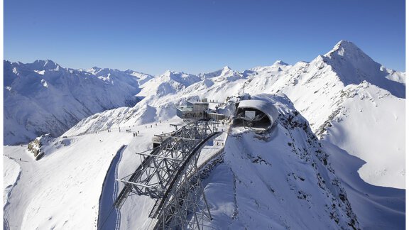 An impressive mountain landscape with snow-capped peaks and a modern observation platform. The clear sky and the vastness of the Alps create a breathtaking atmosphere. - Haus Gabriela - Sölden