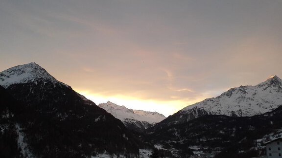 Ein atemberaubender Blick auf schneebedeckte Berge bei Sonnenuntergang. Der Himmel leuchtet in sanften Farben hinter den Gipfeln. - La Luna - Sölden