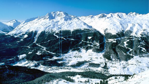 Eine beeindruckende Berglandschaft mit schneebedeckten Gipfeln und grünem Wald. Die klare, blaue Himmel unterstreicht die winterliche Schönheit der Natur. - La Luna - Sölden