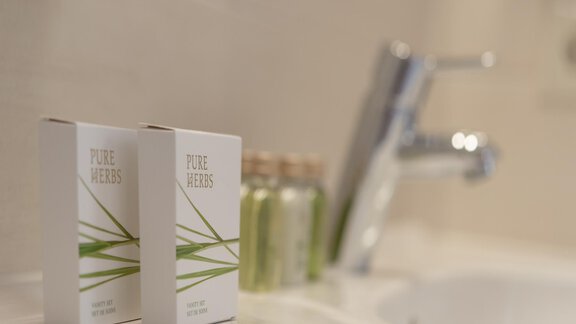 Two elegant soap packages are standing on a sink. In the background, small bottles are lined up, conveying a fresh, healthy atmosphere. - Residenz Allegra - Sölden | © Residenz Allegra Sölden