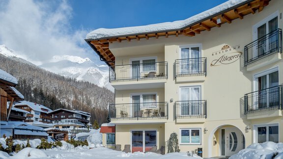 A beautiful hotel in the snow with a view of the mountains. The surroundings are wintry and picturesque. - Residenz Allegra - Sölden | © Residenz Allegra Sölden