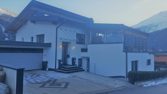 Zufahrt Haus und Eingangsbereich - Alpenappartement Sonne - Umhausen