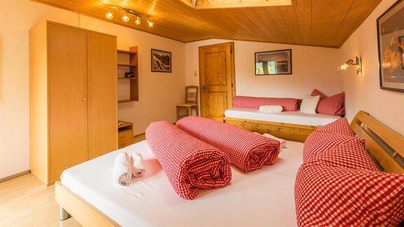 Schlafzimmer Dreibett - Appartement Stuibenfallblick - Umhausen | © © Raphael Wohlfarter – Locked In Light