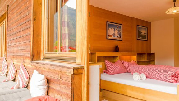 Schlafzimmer mit Balkon - Appartement Stuibenfallblick - Umhausen | © © Raphael Wohlfarter – Locked In Light