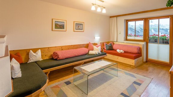 Wohnzimmer mit Betten - Appartement Stuibenfallblick - Umhausen | © © Raphael Wohlfarter – Locked In Light