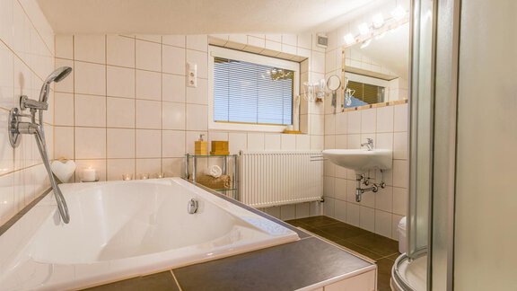 Großes Badezimmer - Appartement Stuibenfallblick - Umhausen | © © Raphael Wohlfarter – Locked In Light