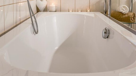 Badewanne wohlfühlen - Appartement Stuibenfallblick - Umhausen | © © Raphael Wohlfarter – Locked In Light
