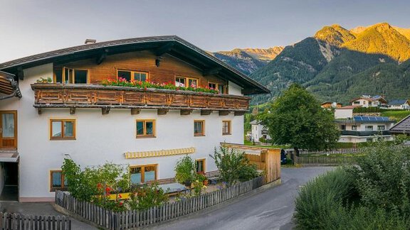 Hausansicht Sommer - Appartement Stuibenfallblick - Umhausen | © © Raphael Wohlfarter – Locked In Light