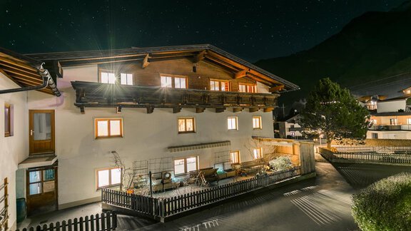 Haus Nacht - Appartement Stuibenfallblick - Umhausen | © © Raphael Wohlfarter – Locked In Light