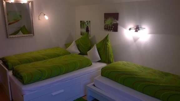 Zweibettzimmer mit Zusatzbett - Ferienhaus Rosa - Umhausen