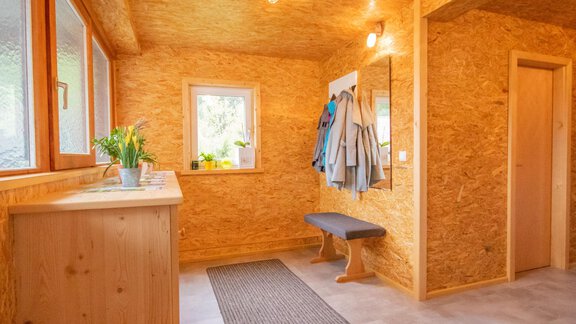 Vorraum mit Garderobe - Ferienwohnung Anette - Umhausen
