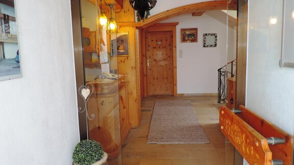 Eingang & Rezeption - Appartementhaus Zirmhof - Vent