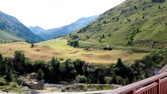 A vast mountain landscape with gentle hills and green meadows. The sky is clear and the mountains in the background are visible. - Gästehaus Soldanella - Vent