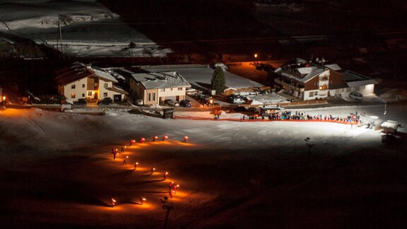 Demo mit Fackellauf - Haus Alpina und Landhaus Schöpf - Gries